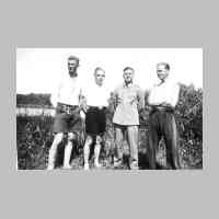 028-0062 Vier Freunde-Reinhold Roos, Gerhard und Erwin Neumann, Hans Schweichler auf Neumanns Deimewiesen im Jahre 1938..jpg